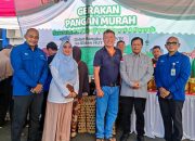 Kepala Dinas Ketahanan Pangan, Tanaman Pangan, dan Hortikultura Provinsi Lampung Ir. Bani Ispriyanto, M.M. (tengah) bersama Kepala LPP TVRI Stasiun Lampung Muhammad Ikhsan, S.T., M.T. (dua dari kanan) dan jajaran berfoto di stand Gerakan Pangan Murah yang digelar di Kantor TVRI Stasiun Lampung, Way Hui, Lampung Selatan, Sabtu (2/8/2025).