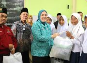Ketua TP PKK Palembang dan Baznas Salurkan Bantuan Pendidikan untuk Siswa di 1 Ulu