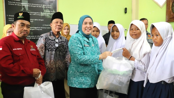 Ketua TP PKK Palembang dan Baznas Salurkan Bantuan Pendidikan untuk Siswa di 1 Ulu