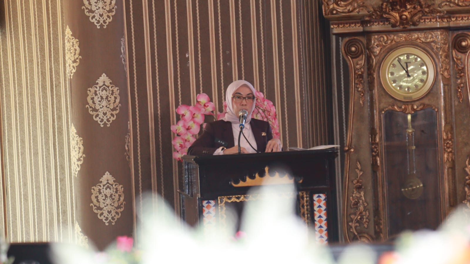 Bupati Way Kanan, Ayu Asalasiyah, S.Ked., menyampaikan pidato pada Rapat Paripurna DPRD Kabupaten Way Kanan terkait pengesahan Raperda RPJMD 2025–2029 di Ruang Buway Bahuga, Senin (4/8/2025).