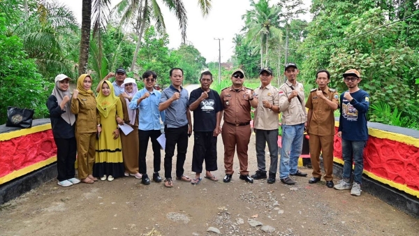 Bukan Protes, Tapi Peduli! Aksi Warga Merbau Mataram Cat Jembatan Rusak Direspons Positif, Camat: Perbaikan Sudah Masuk Agenda Tahun Ini!