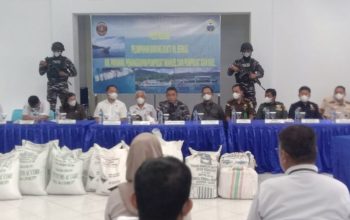 Lanal Tahuna Serahkan Ribuan Benda Berbahaya dan Tangkap Dua Kapal Asal Filipina