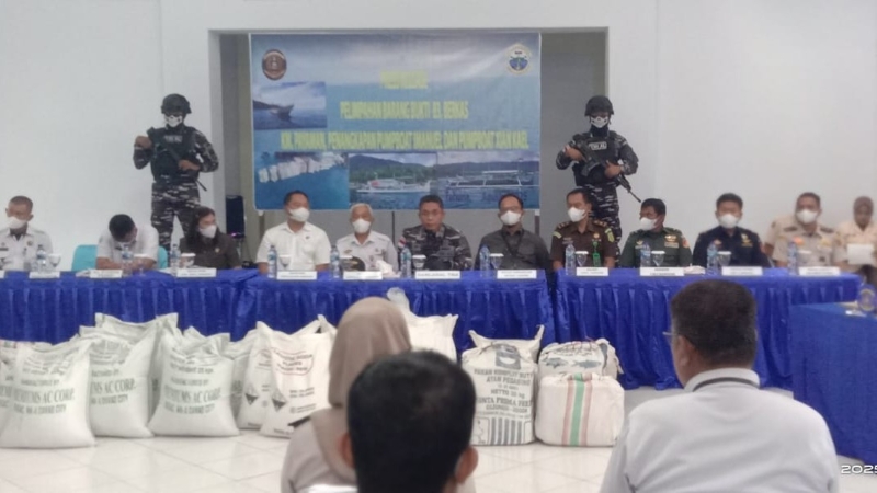 Lanal Tahuna Serahkan Ribuan Benda Berbahaya dan Tangkap Dua Kapal Asal Filipina