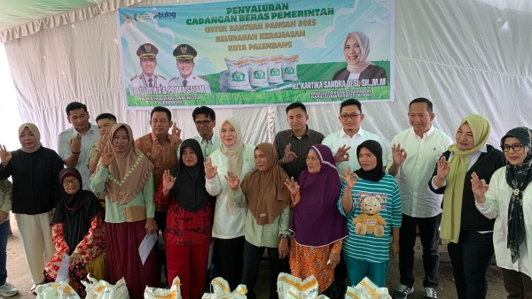 Ribuan Warga Kertapati Palembang Terima Bantuan Beras Cadangan Pemerintah 2025
