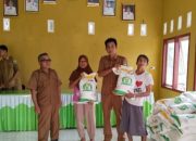 Peratin Pekon Gedau, Nursiwan, secara simbolis menyerahkan bantuan beras kepada warga penerima manfaat dalam program penyaluran Cadangan Beras Pemerintah (CBP), Jumat (8/8/2025), di Balai Pekon Gedau, Kecamatan Pesisir Utara, Pesisir Barat.