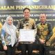 Bupati Lampung Selatan Radityo Egi Pratama didampingi Kepala Bappeda Aryan Saruhian dan Plt Kepala Dinas PPPA Nessi Yusnita usai menerima penghargaan Kabupaten/Kota Layak Anak (KLA) 2025 kategori Nindya di Auditorium KH. M. Rasjidi, Kementerian Agama RI, Jakarta Pusat, Jumat (8/8/2025).
