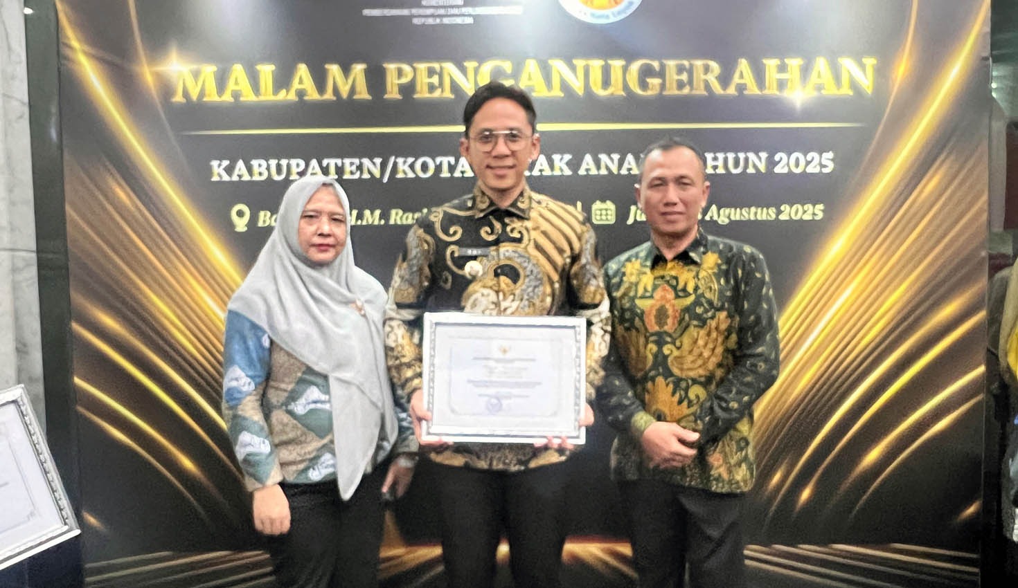 Bupati Lampung Selatan Radityo Egi Pratama didampingi Kepala Bappeda Aryan Saruhian dan Plt Kepala Dinas PPPA Nessi Yusnita usai menerima penghargaan Kabupaten/Kota Layak Anak (KLA) 2025 kategori Nindya di Auditorium KH. M. Rasjidi, Kementerian Agama RI, Jakarta Pusat, Jumat (8/8/2025).