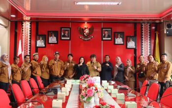 Wali Kota Bandar Lampung Eva Dwiana bersama jajaran Pemerintah Kota dan pengurus Organisasi Pers Pewarta Dalam Jaringan (Taring) Lampung berfoto bersama usai silaturahmi di ruang kerja wali kota, Senin (11/8/2025).