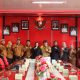 Wali Kota Bandar Lampung Eva Dwiana bersama jajaran Pemerintah Kota dan pengurus Organisasi Pers Pewarta Dalam Jaringan (Taring) Lampung berfoto bersama usai silaturahmi di ruang kerja wali kota, Senin (11/8/2025).