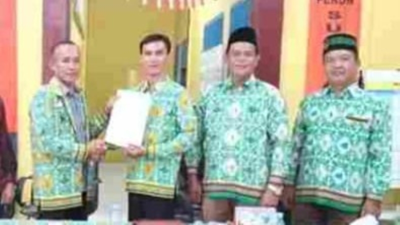 Edison Surya Resmi Dilantik sebagai Pjs Ketua Apdesi Pesisir Barat