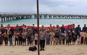 Kibarkan Merah Putih di Pulau Tabuan, Kapolres Tanggamus Tempuh 4 Jam Perjalanan Laut