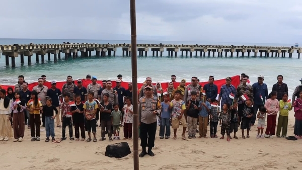 Kibarkan Merah Putih di Pulau Tabuan, Kapolres Tanggamus Tempuh 4 Jam Perjalanan Laut