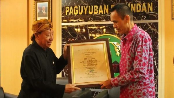 Bangkitkan Sastra Daerah, Udo Z Karzi Sabet Hadiah Sastra Rancage 2025