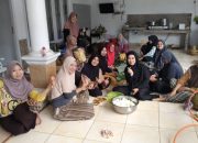 Jelang HUT RI, Ibu-Ibu Perumahan Bumi Puspa Kencana Gotong Royong Siapkan Jamuan