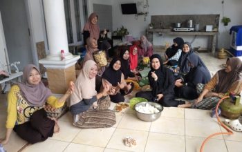 Jelang HUT RI, Ibu-Ibu Perumahan Bumi Puspa Kencana Gotong Royong Siapkan Jamuan