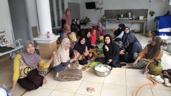 Jelang HUT RI, Ibu-Ibu Perumahan Bumi Puspa Kencana Gotong Royong Siapkan Jamuan