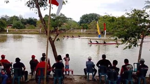 Meriahnya HUT Ke-80 RI, Warga Tiyuh Karta Gelar Lomba Balap Perahu