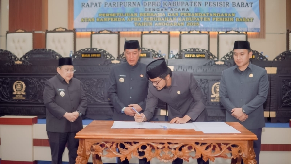 DPRD Pesisir Barat Sahkan Ranperda APBD Perubahan 2025