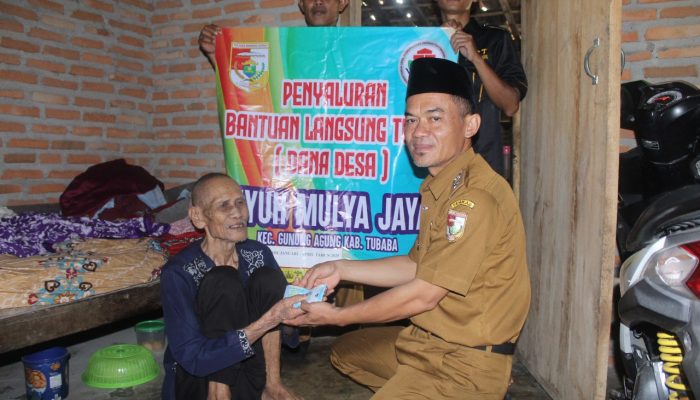 Sentuhan Kepedulian: Mulya Jaya Salurkan BLT-DD untuk Warga Lansia