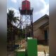 Sumur bor modern lengkap dengan tower dan tangki penampung air merah yang telah dibangun di lingkungan Suku 03, Tiyuh Dwikora Jaya.