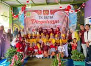 Kepala sekolah, guru, orang tua, dan siswa TK IT Setia Kemiling berfoto bersama usai kegiatan pentas budaya dalam rangka memeriahkan HUT RI ke-80, Rabu (27/8/2025).