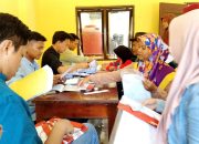 Petugas Dinas Sosial Way Kanan bersama perwakilan Bank Mandiri membagikan Kartu Keluarga Sejahtera (KKS) kepada Keluarga Penerima Manfaat (KPM) di Kecamatan Negeri Agung, Jumat (29/8/2025).