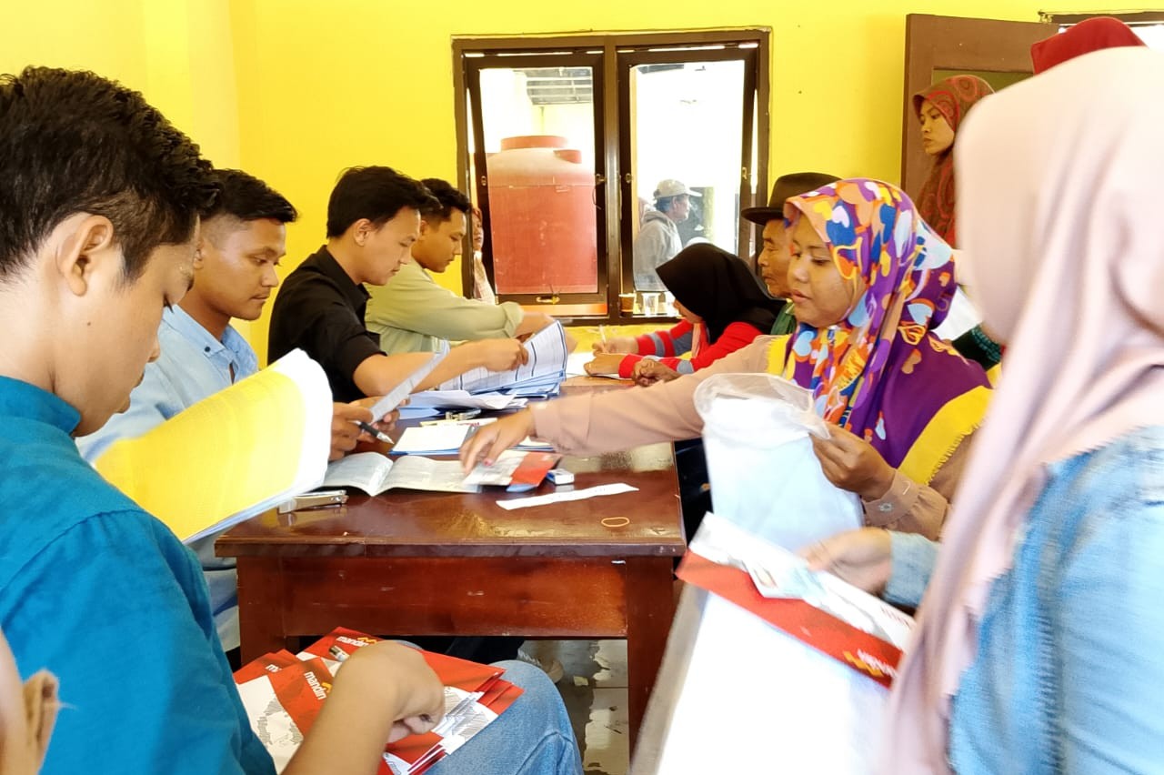 Petugas Dinas Sosial Way Kanan bersama perwakilan Bank Mandiri membagikan Kartu Keluarga Sejahtera (KKS) kepada Keluarga Penerima Manfaat (KPM) di Kecamatan Negeri Agung, Jumat (29/8/2025).