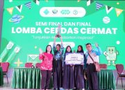 Tim pelajar penerima Juara 2 Lomba Cerdas Cermat Festival Pelajar PT PSMI 2025 berpose bersama guru pendamping usai menerima piala dan hadiah di Gedung Serbaguna PT PSMI, Way Kanan, Jumat (29/8/2025).