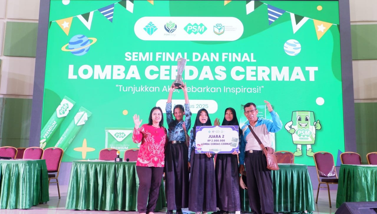 Tim pelajar penerima Juara 2 Lomba Cerdas Cermat Festival Pelajar PT PSMI 2025 berpose bersama guru pendamping usai menerima piala dan hadiah di Gedung Serbaguna PT PSMI, Way Kanan, Jumat (29/8/2025).