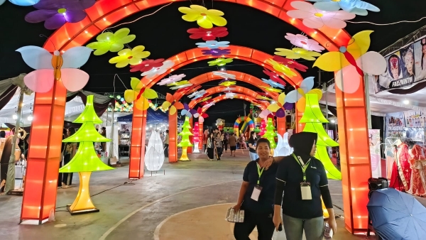 Panggung Dangdut Meriahkan Sriwijaya Lantern Festival di Palembang