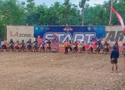 Deretan pembalap bersiap di garis start ajang Moto Cross Grasstrack USAC 2025 di Sirkuit Abenk Bukit Superli, Baradatu, Minggu (24/8/2025).