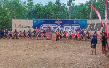 Deretan pembalap bersiap di garis start ajang Moto Cross Grasstrack USAC 2025 di Sirkuit Abenk Bukit Superli, Baradatu, Minggu (24/8/2025).