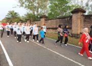 Peserta Jalan Sehat Kemerdekaan dengan penuh semangat menyusuri rute di Blambangan Umpu, memeriahkan HUT ke-80 Republik Indonesia, Jumat (15/8/2025).