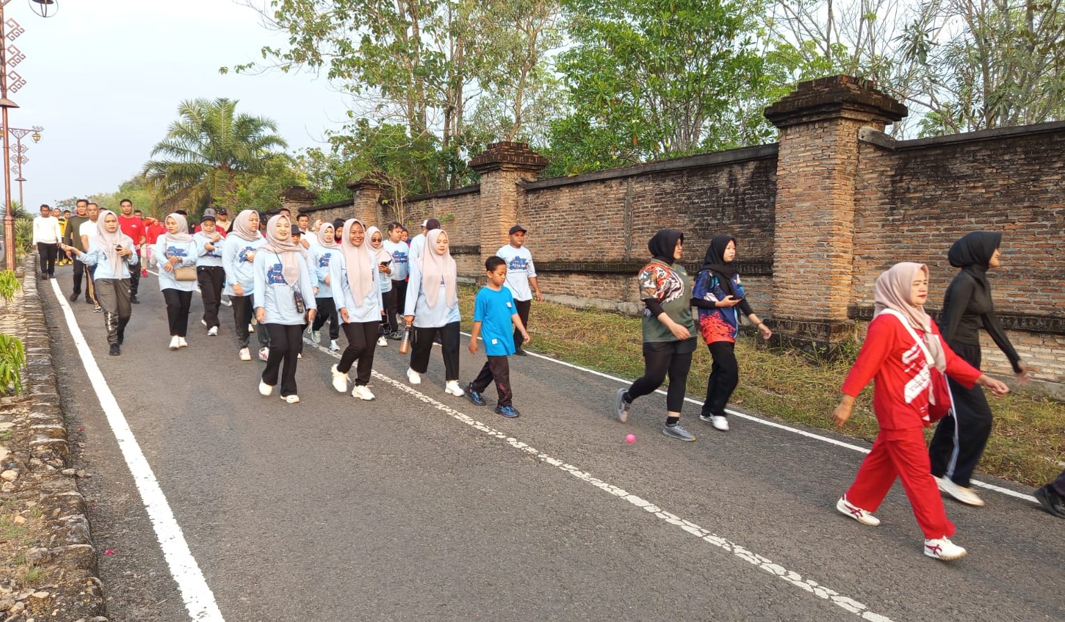 Peserta Jalan Sehat Kemerdekaan dengan penuh semangat menyusuri rute di Blambangan Umpu, memeriahkan HUT ke-80 Republik Indonesia, Jumat (15/8/2025).
