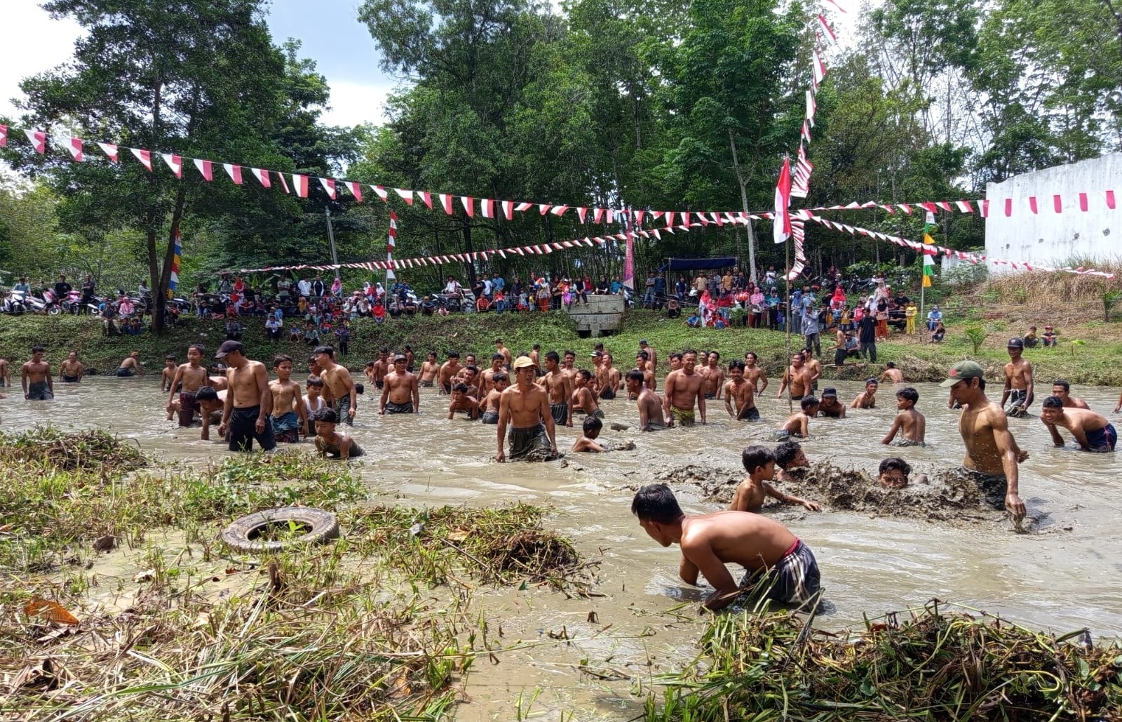 Lomba Bualih di Karang Umpu, Way Kanan, menjadi tradisi tahunan penuh kebersamaan dalam peringatan HUT RI.