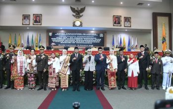 Suasana penuh khidmat dan kebanggaan, jajaran DPRD Lampung bersama pemerintah daerah dan Forkopimda berfoto bersama dalam rangkaian Rapat Paripurna Istimewa peringatan HUT ke-80 Kemerdekaan RI.