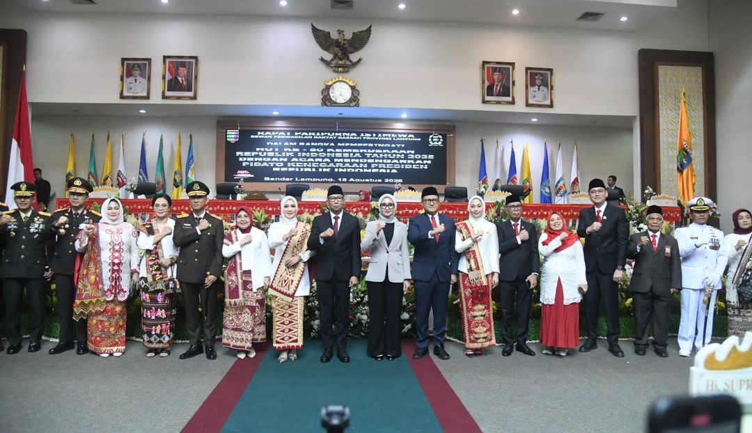 Suasana penuh khidmat dan kebanggaan, jajaran DPRD Lampung bersama pemerintah daerah dan Forkopimda berfoto bersama dalam rangkaian Rapat Paripurna Istimewa peringatan HUT ke-80 Kemerdekaan RI.