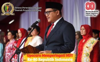 Ketua DPRD Provinsi Lampung Ahmad Giri Akbar memimpin pembacaan Teks Proklamasi pada Upacara Peringatan HUT ke-80 Kemerdekaan RI di Lapangan Korpri
