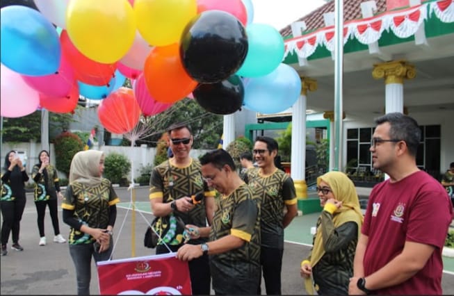 Kepala Kejaksaan Negeri Bandar Lampung bersama jajaran melepas balon sebagai tanda dibukanya Pekan Olahraga dalam rangka memperingati Hari Lahir Kejaksaan RI ke-80, Jumat (22/8/2025).