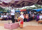 Bupati Way Kanan Ayu Asalasiyah, S.Ked., memberikan sambutan saat membuka Lomba Peraturan Baris Berbaris dan Lomba Pidato Bahasa Lampung tingkat Kabupaten Way Kanan di Lapangan Kampung Bandar Dalam, Kecamatan Negeri Agung, Rabu (13/8/2025).