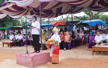 Bupati Way Kanan Ayu Asalasiyah, S.Ked., memberikan sambutan saat membuka Lomba Peraturan Baris Berbaris dan Lomba Pidato Bahasa Lampung tingkat Kabupaten Way Kanan di Lapangan Kampung Bandar Dalam, Kecamatan Negeri Agung, Rabu (13/8/2025).