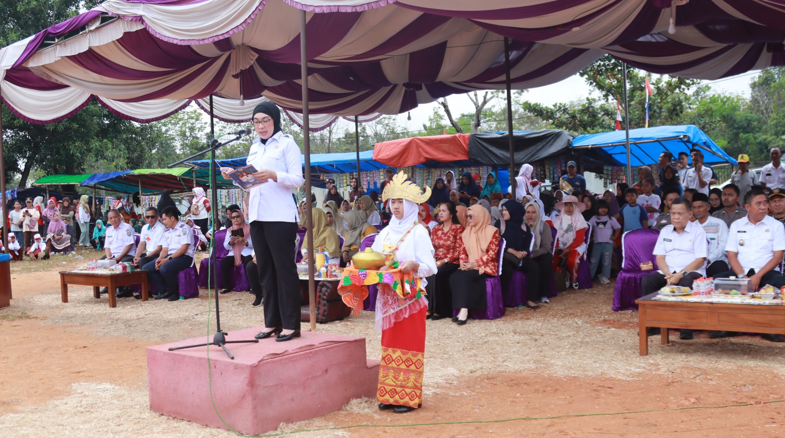 Bupati Way Kanan Ayu Asalasiyah, S.Ked., memberikan sambutan saat membuka Lomba Peraturan Baris Berbaris dan Lomba Pidato Bahasa Lampung tingkat Kabupaten Way Kanan di Lapangan Kampung Bandar Dalam, Kecamatan Negeri Agung, Rabu (13/8/2025).