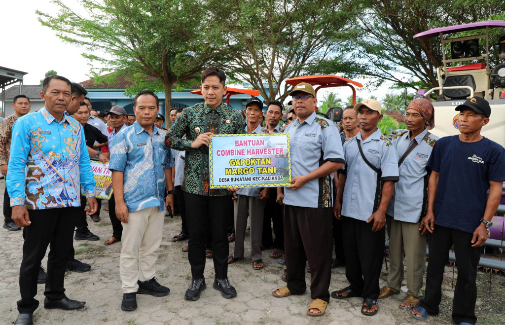 Bupati Lampung Selatan Radityo Egi Pratama menyerahkan bantuan alat mesin pertanian berupa combine harvester kepada Gapoktan Margo Tani Desa Sukatani, Kecamatan Kalianda, Jumat (20/6/2025).