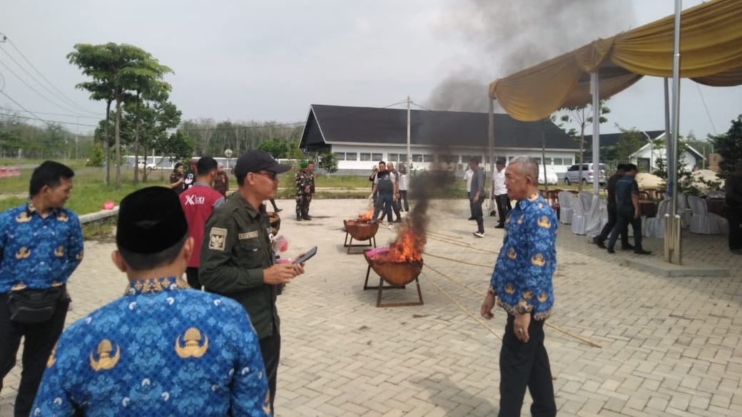 Kejaksaan Negeri Tubaba Musnahkan Ratusan Barang Bukti Kejahatan