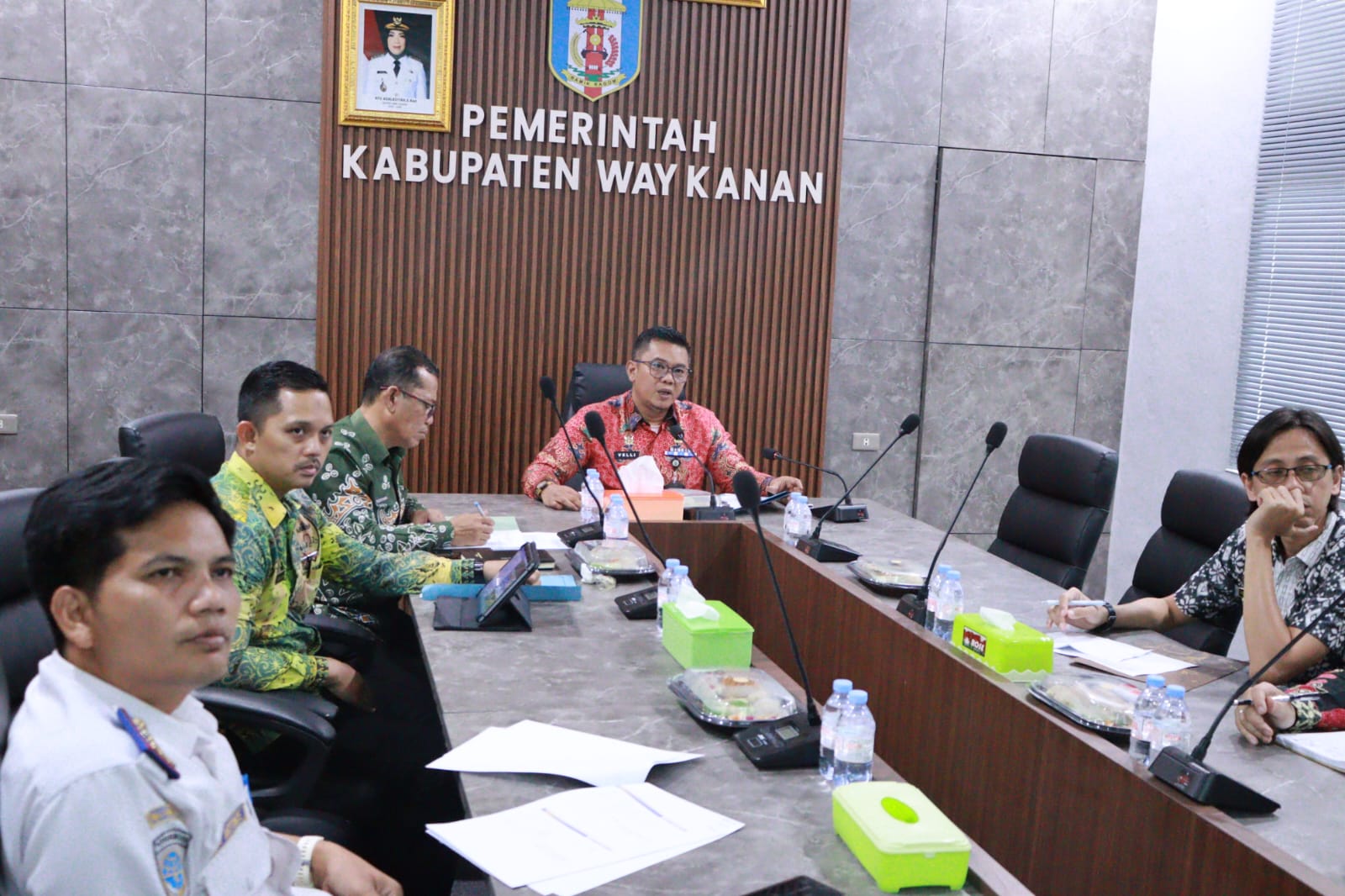 Asisten II Setdakab Way Kanan memimpin Rapat Koordinasi Evaluasi dan Keberlanjutan Operasional Penerbangan Rute WTX–HLP yang digelar secara virtual di Ruang Rapat Bupati Way Kanan, Kamis (25/9/2025).