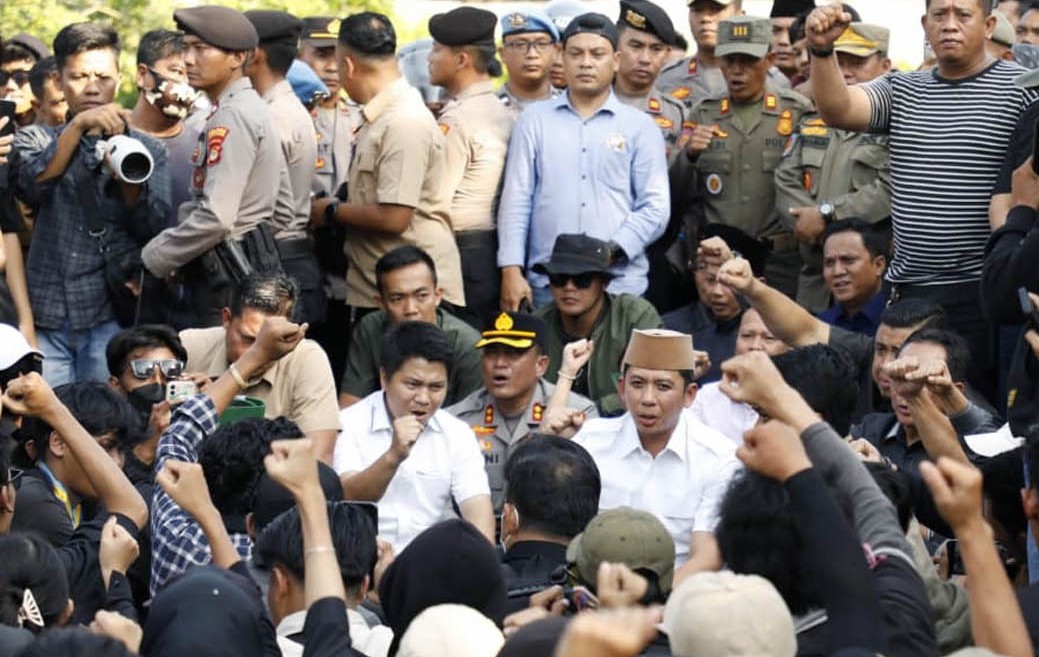 Momen humanis: Bupati Egi bersama jajaran Forkopimda berbaur dengan massa aksi di Kalianda tanpa sekat, simbol keterbukaan ruang demokrasi di Lampung Selatan.
