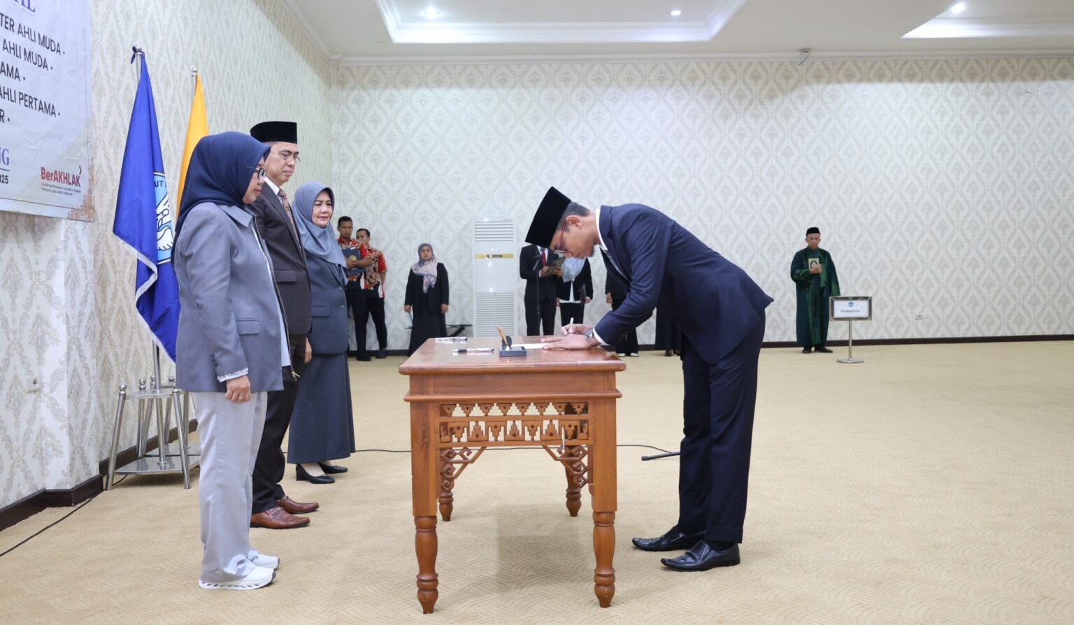 Suasana pelantikan pejabat fungsional Universitas Lampung, ditandai dengan penandatanganan berita acara oleh salah satu pejabat yang dilantik.