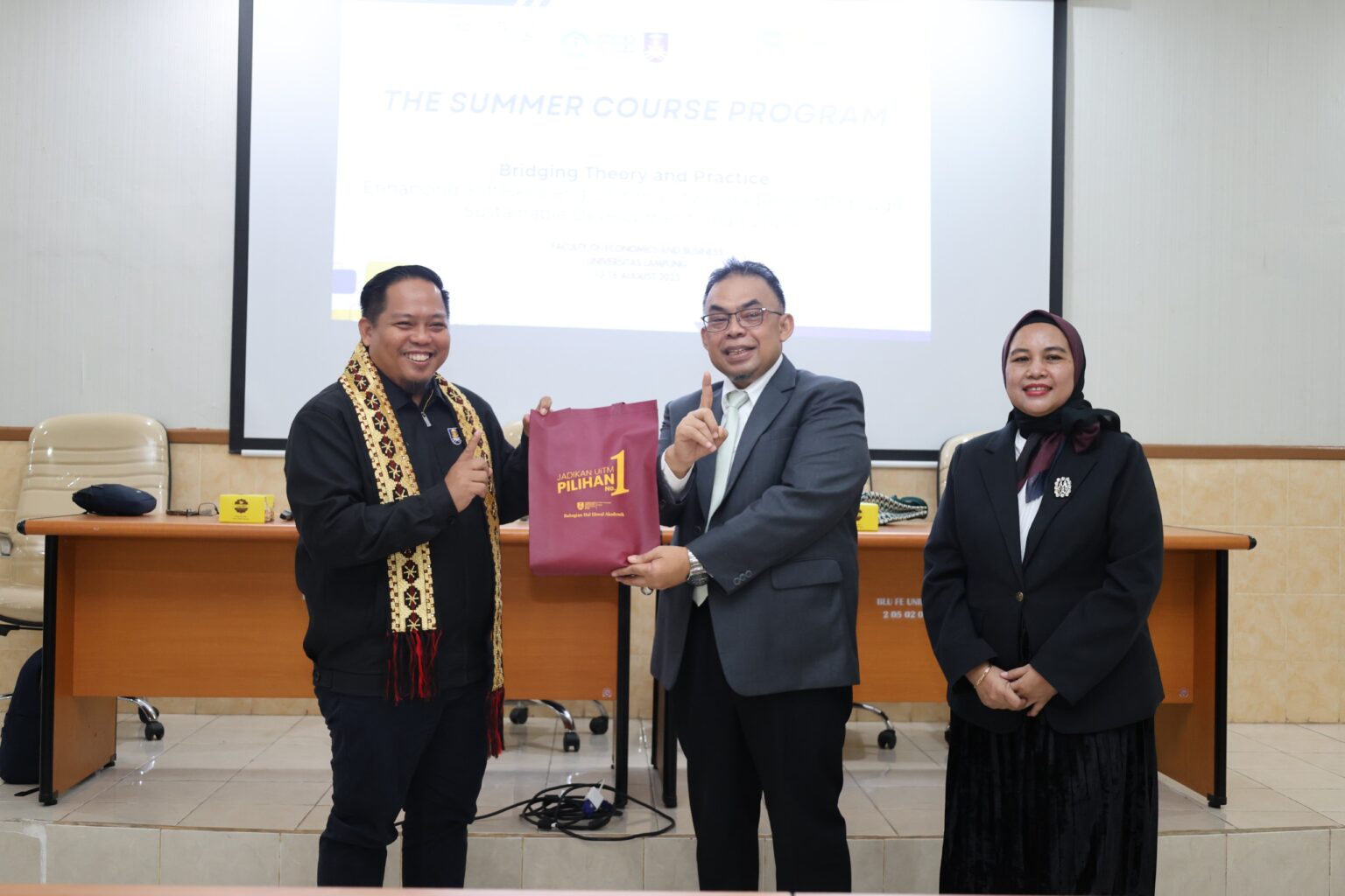 Delegasi Universiti Teknologi MARA (UiTM) Sabah, Malaysia, berfoto bersama pimpinan dan dosen Fakultas Ekonomi dan Bisnis Universitas Lampung (FEB Unila) dalam pembukaan Summer Course Program 2025 di Aula Gedung D FEB Unila.