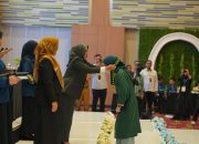 Momen khidmat penyerahan ijazah kepada dokter baru Fakultas Kedokteran Universitas Lampung dalam prosesi sumpah dokter yang diselenggarakan di Novotel Lampung, Selasa (26/8/2025).
