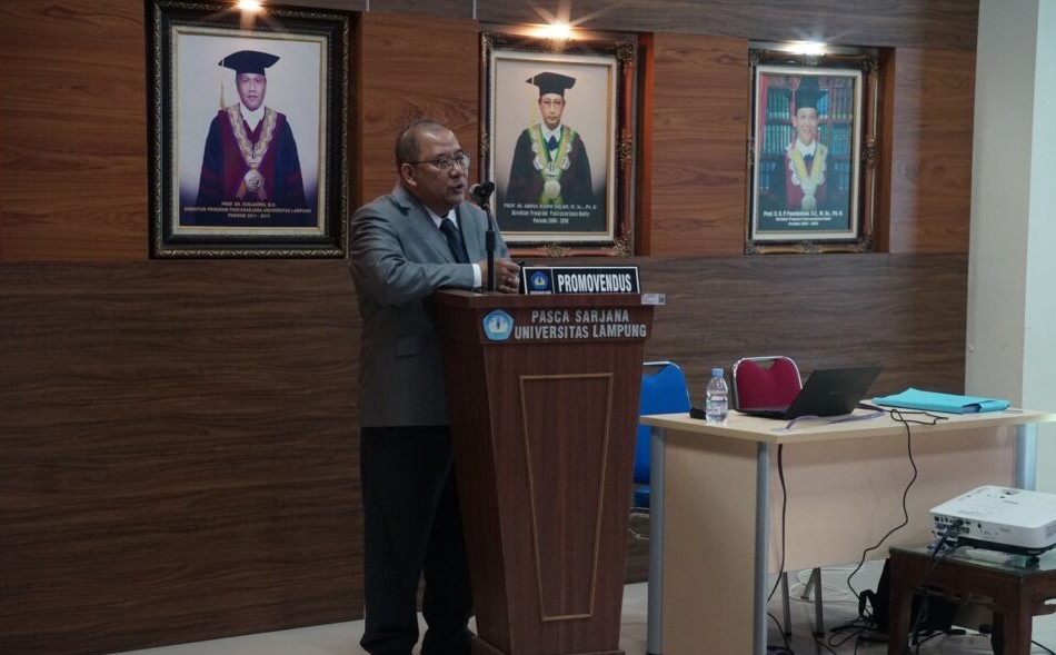 Muhamad Komarudin saat mempresentasikan disertasi berjudul “Sistem Cerdas Pengkondisi Lingkungan Udara Ruangan Berbasis Internet of Things” dalam Sidang Terbuka Promosi Doktor Program Studi Ilmu Lingkungan, Pascasarjana Unila.